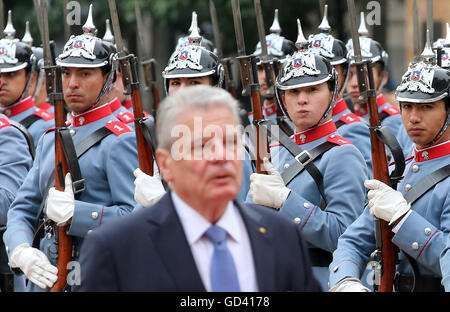 Santiago de Chile, Chile. 12. Juli 2016. Der deutsche Bundespräsident Joachim Gauck mit militärischen Ehren in Santiago de Chile, Chile, 12. Juli 2016 willkommen zu sein. Das deutsche Staatsoberhaupt besucht Chile und Uruguay während einer siebentägigen Reise. Foto: WOLFGANG KUMM/Dpa/Alamy Live News Stockfoto