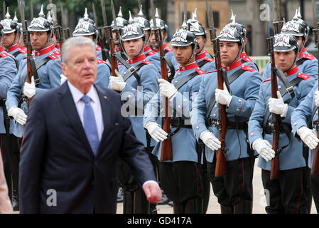 Santiago de Chile, Chile. 12. Juli 2016. Deutscher Bundespräsident Joachim Gauck der Begrüßung mit militärischen Ehren in Santiago de Chile, Chile, 12. Juli 2016. Das deutsche Staatsoberhaupt besucht Chile und Uruguay während einer siebentägigen Reise. Foto: WOLFGANG KUMM/Dpa/Alamy Live News Stockfoto