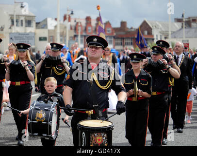 Southport, Merseyside, England. 12. Juli 2016. Die Orange Lodge Parade marschieren durch Southport. Merseyside. 12. Juli 2016. Die Parade Geschichte reicht zurück über drei Jahrhunderte an der Schlacht am Boyne 1690 als König William III der Orange seinen Rivalen König James II besiegte. Das diesjährige Wanderung ist auch in Gedenken an den 100. Jahrestag der Schlacht an der Somme. Bildnachweis: ALAN EDWARDS/Alamy Live-Nachrichten Stockfoto