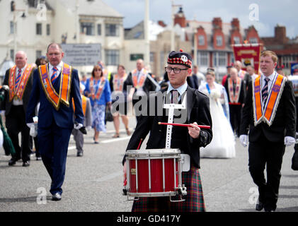 Southport, Merseyside, England. 12. Juli 2016. Die Orange Lodge Parade marschieren durch Southport. Merseyside. 12. Juli 2016. Die Parade Geschichte reicht zurück über drei Jahrhunderte an der Schlacht am Boyne 1690 als König William III der Orange seinen Rivalen König James II besiegte. Das diesjährige Wanderung ist auch in Gedenken an den 100. Jahrestag der Schlacht an der Somme. Bildnachweis: ALAN EDWARDS/Alamy Live-Nachrichten Stockfoto