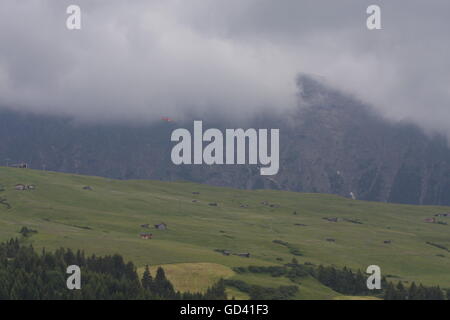 Seiser Alm Südtirol Italien 12. Juli 2016 Alpin Rettung nach Gewitter Rettung Hubschrauber an der Panorama-Sessellift-Station Sara Denegri/Alamy Live News Stockfoto