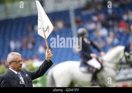 Aachen, Deutschland. 12. Juli 2016. Ein Richter, eine weiße Fahne schwenkte, während der Öffnung springen die Pferdesport-Turnier CHIO in Aachen, Deutschland, 12. Juli 2016. Foto: FRISO GENTSCH/Dpa/Alamy Live News Stockfoto