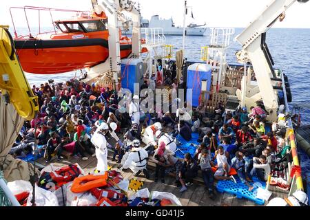 Mittelmeer, 17 Meilen vor der Küste Libyens, 12. Juli 2016. Eine humanitäre Gruppe erholte sich die Leichen von vier Migranten und rettete rund 400 Überlebende am Dienstag aus einem überfüllten Holzboot im Mittelmeer auf dem Weg nach Italien aus Libyen. Die Toten unter Deck, erstickt, sagte der Malta-basierte Migrant Offshore-Hilfe-Station, deren Rettungsschiff der Operation durchgeführt. Bildnachweis: Adam Alexander/Alamy Live-Nachrichten Stockfoto