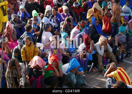 Mittelmeer, 17 Meilen vor der Küste Libyens, 12. Juli 2016. Untröstliche Trauer nach einer humanitären Gruppe erholte sich die Leichen von vier Migranten und rettete rund 400 Überlebende am Dienstag aus einem überfüllten Holzboot im Mittelmeer auf dem Weg nach Italien aus Libyen. Die Toten unter Deck, erstickt, sagte der Malta-basierte Migrant Offshore-Hilfe-Station, deren Rettungsschiff der Operation durchgeführt. @ Kredit: Adam Alexander/Alamy Live-Nachrichten Stockfoto