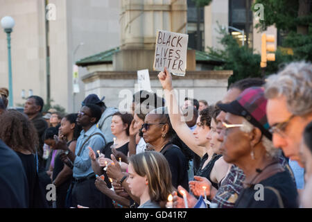New York, USA. 11. Juli 2016. Hunderte versammelten sich in Brooklyns Grand Army Plaza für eine interreligiöse Kerzenlicht-Mahnwache für den Frieden durch den letzten Polizei schießen von schwarzen Männern sowie Angriffe auf Polizeibeamte aufgefordert. Bildnachweis: M. Stan Reaves/Alamy Live-Nachrichten Stockfoto