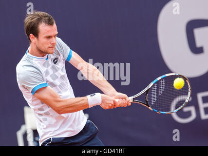 Hamburg, Deutschland. 11. Juli 2016. Jan Satral aus Tschechien in Aktion gegen Almagro aus Spanien während der ATP-Tour German Tennis Championships im Tennisstadion Rothenbaum in Hamburg, Deutschland, 11. Juli 2016. Foto: DANIEL BOCKWOLDT/Dpa/Alamy Live News Stockfoto