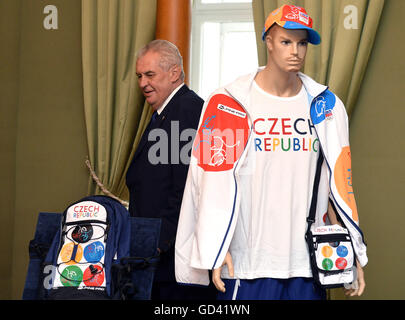 Prag, Tschechische Republik. 12. Juli 2016. Tschechische Präsident Milos Zeman (Bild) trifft Präsident des tschechischen olympischen Ausschusses Jiri Kejval (nicht abgebildet) in Prag, Tschechische Republik, 12. Juli 2016. © Katerina Sulova/CTK Foto/Alamy Live-Nachrichten Stockfoto