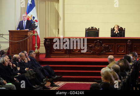 Santiago de Chile, Chile. 12. Juli 2016. Der deutsche Bundespräsident Joachim Gauck anlässlich des ehemaligen chilenischen Nationalkongresses und zur Eröffnung der deutsch-chilenischen Formun in Santiago de Chile, Chile, 12. Juli 2016. Das deutsche Staatsoberhaupt besucht Chile und Uruguay während einer siebentägigen Reise. Foto: WOLFGANG KUMM/Dpa/Alamy Live News Stockfoto