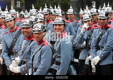 Santiago de Chile, Chile. 12. Juli 2016. Soldaten der chilenischen Armee warten auf die Ankunft des deutschen Bundespräsidenten Joachim Gauck in Santiago de Chile, Chile, 12. Juli 2016. Das deutsche Staatsoberhaupt besucht Chile und Uruguay während einer siebentägigen Reise. Foto: WOLFGANG KUMM/Dpa/Alamy Live News Stockfoto