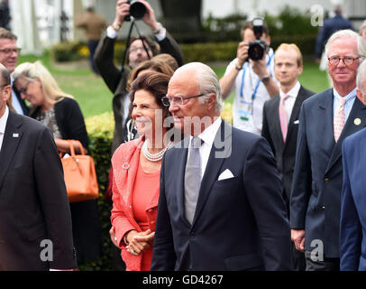 Aachen, Deutschland. 12. Juli 2016. Schwedische Königin Silvia und schwedischen König Carl XVI. Gustaf ankommen für die "Nacht der Medien" als Bestandteil der Pferdesport-Turnier CHIO in Aachen, Deutschland, 12. Juli 2016. Foto: HENNING KAISER/Dpa/Alamy Live News Stockfoto