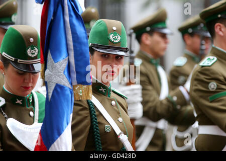 Santiago de Chile, Chile. 12. Juli 2016. Soldaten der chilenischen Armee warten auf die Ankunft des deutschen Bundespräsidenten Joachim Gauck in Santiago de Chile, Chile, 12. Juli 2016. Das deutsche Staatsoberhaupt besucht Chile und Uruguay während einer siebentägigen Reise. Foto: WOLFGANG KUMM/Dpa/Alamy Live News Stockfoto