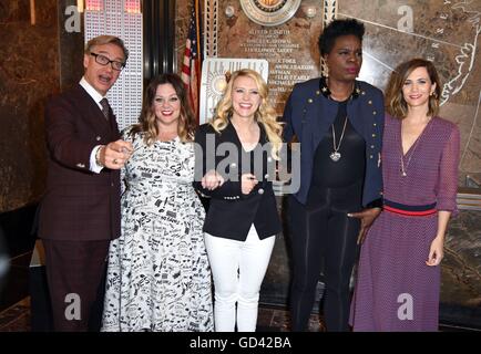 New York, NY, USA. 12. Juli 2016. Paul Feig, Melissa McCarthy, Kate McKinnon, Leslie Jones, Kristen Wiig bei einem öffentlichen Auftritt für GHOSTBUSTERS Besetzung besuchen Sie das Empire State Building, Empire State Building, New York, NY 12. Juli 2016. Bildnachweis: Derek Sturm/Everett Collection/Alamy Live-Nachrichten Stockfoto