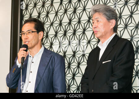 (L, R) Ehemalige Bürokraten Shigeaki Koga und japanischer Journalist Shuntaro Torigoe sprechen im Rahmen einer Pressekonferenz seine Kandidatur für die Tokyo Gouverneurswahl im Imperial Hotel am 12. Juli 2016, Tokio, Japan zu verkünden. Nach einem Treffen mit Katsuya Okada, Führer der oppositionellen Demokratischen Partei angekündigt Torigoe seine Kandidatur für die Gouverneurswahl von Tokio. Torigoe werden von der Demokratischen Partei in seinem Angebot neuer Gouverneur Tokyos werden rückgängig gemacht. © Rodrigo Reyes Marin/AFLO/Alamy Live-Nachrichten Stockfoto