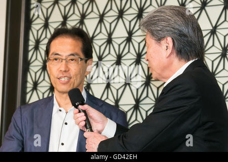 (L, R) Ehemalige Bürokraten Shigeaki Koga und japanischer Journalist Shuntaro Torigoe sprechen im Rahmen einer Pressekonferenz seine Kandidatur für die Tokyo Gouverneurswahl im Imperial Hotel am 12. Juli 2016, Tokio, Japan zu verkünden. Nach einem Treffen mit Katsuya Okada, Führer der oppositionellen Demokratischen Partei angekündigt Torigoe seine Kandidatur für die Gouverneurswahl von Tokio. Torigoe werden von der Demokratischen Partei in seinem Angebot neuer Gouverneur Tokyos werden rückgängig gemacht. © Rodrigo Reyes Marin/AFLO/Alamy Live-Nachrichten Stockfoto