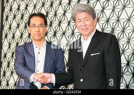 (L, R) Ehemalige Bürokraten Shigeaki Koga und japanischer Journalist Shuntaro Torigoe posieren für die Kameras während einer Pressekonferenz seine Kandidatur für die Tokyo Gouverneurswahl im Imperial Hotel am 12. Juli 2016, Tokio, Japan zu verkünden. Nach einem Treffen mit Katsuya Okada, Führer der oppositionellen Demokratischen Partei angekündigt Torigoe seine Kandidatur für die Gouverneurswahl von Tokio. Torigoe werden von der Demokratischen Partei in seinem Angebot neuer Gouverneur Tokyos werden rückgängig gemacht. © Rodrigo Reyes Marin/AFLO/Alamy Live-Nachrichten Stockfoto