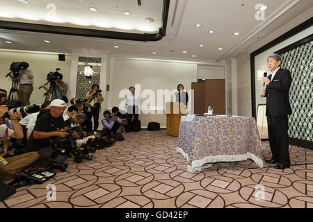 Japanischer Journalist Shuntaro Torigoe spricht während einer Pressekonferenz seine Kandidatur für die Tokyo Gouverneurswahl im Imperial Hotel am 12. Juli 2016, Tokio, Japan zu verkünden. Nach einem Treffen mit Katsuya Okada, Führer der oppositionellen Demokratischen Partei angekündigt Torigoe seine Kandidatur für die Gouverneurswahl von Tokio. Torigoe werden von der Demokratischen Partei in seinem Angebot neuer Gouverneur Tokyos werden rückgängig gemacht. © Rodrigo Reyes Marin/AFLO/Alamy Live-Nachrichten Stockfoto