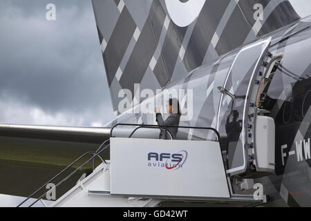 Farnborough, Hampshire, UK. 12. Juli 2016. Farnborough International Airshow 2016 Dienstag 12. Juli 2016. Frau mit dem Fotografieren von den Stufen des eines F-WWCF - Airbus A350-941 - Airbus - Flightradar24 Credit: Jeff Gilbert/Alamy Live News Stockfoto