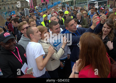 Glasgow, Scotland, UK 12. Juli 2016. 2016 homeless World Cup findet im Zentrum von Glasgow, von 10 bis 16. Juli eine sieben-Tage-Veranstaltung, Glasgows George Square werden "Die inspirierendste Ort auf dem Planeten." Von Nicola Sturgeon Schottlands erster Minister, die für Selfies gemobbt wurde besucht heute. Bildnachweis: Gerard Fähre/Alamy Live-Nachrichten Stockfoto