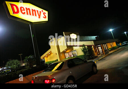 Florida, USA. 12. Juli 2016. 020910 (Lannis Waters/The Palm Beach Post) WEST PALM BEACH - Customershead, Denny am Okeechobee Boulevard Dienstagmorgen für ein kostenloses Frühstück. Denny's war ein Grand-Slam-Frühstück von 06:00 bis 14:00 Dienstag bietet. Ein Grand-Slam-kann eine Vielzahl von Kombinationen aus vier Angebote sein, die Eiern, Pfannkuchen, Speck, Müsli, Körner enthalten. © Lannis Wasser/der Palm Beach Post/ZUMA Draht/Alamy Live-Nachrichten Stockfoto