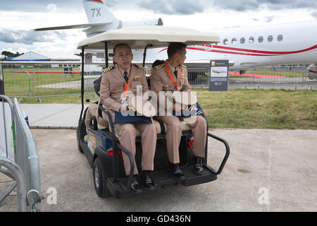 Farnborough, Hampshire, Großbritannien. Juli 2016. Farnborough International Airshow 2016 Dienstag, 12. Juli 2016. Air Captain's eskortiert zu ihren Flugzeugen Kredit: Jeff Gilbert/Alamy Live News Stockfoto