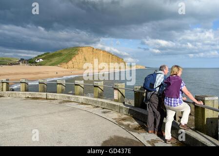 West Bay, Dorset, UK. 12. Juli 2016. East Cliff und Strand von West Bay Credit: Dorset Media Service/Alamy Live News Stockfoto