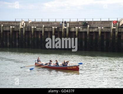 West Bay, Dorset, UK. 12. Juli 2016. Gig Ruderer in West Bay, Dorset, Großbritannien Credit: Dorset Media Service/Alamy Live News Stockfoto