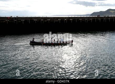 West Bay, Dorset, UK. 12. Juli 2016. Gig Ruderer in West Bay, Dorset, Großbritannien Credit: Dorset Media Service/Alamy Live News Stockfoto