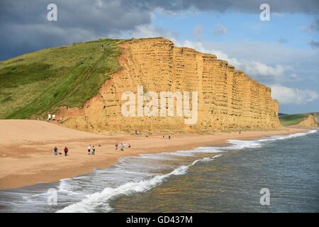 West Bay, Dorset, UK. 12. Juli 2016. East Cliff und Strand von West Bay Credit: Dorset Media Service/Alamy Live News Stockfoto