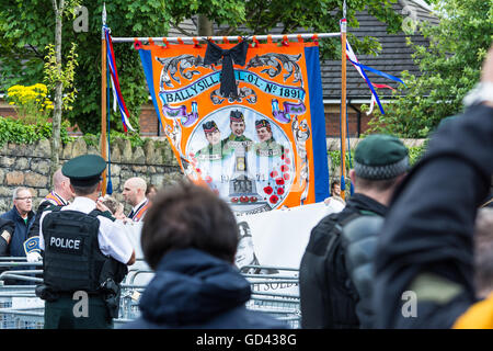 Belfast, UK. 12. Juli 2016. Fotos von heute ist 12. Juli stolz Ardoyne Loyalist Marsch, der durch große Polizei OP Kredit an Woodvale Straße angehalten wurde: DMc Fotografie/Alamy Live News Stockfoto