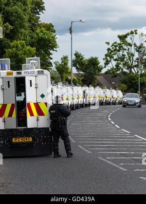 Belfast, UK. 12. Juli 2016. Fotos von heute ist 12. Juli stolz Ardoyne Loyalist Marsch, der durch große Polizei OP Kredit an Woodvale Straße angehalten wurde: DMc Fotografie/Alamy Live News Stockfoto