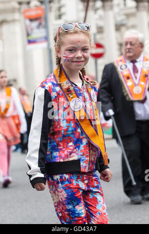 Belfast, UK. 12. Juli 2016. Ein junges Mädchen tragen ein treuer Oranier-Orden Collarette feiert zwölften. Es entstand während des späten 18. Jahrhunderts in Ulster. Es feiert die Glorious Revolution (1688) und der Sieg des protestantischen Königs Wilhelm von Oranien über katholische König James II an Schlacht des Boyne (1690) Credit: Bonzo/Alamy Live News Stockfoto