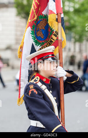 Belfast, UK. 12. Juli 2016. Ein Mädchen aus der protestantischen Boys Band hält die Fahne feiert zwölften. Es entstand während des späten 18. Jahrhunderts in Ulster. Es feiert die Glorious Revolution (1688) und der Sieg des protestantischen Königs Wilhelm von Oranien über katholische König James II an Schlacht des Boyne (1690) Credit: Bonzo/Alamy Live News Stockfoto