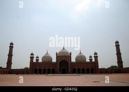 Lahore. 12. Juli 2016. Foto aufgenommen am 12. Juli 2016 zeigt die Ansicht der Badshahi-Moschee im östlichen Pakistan Lahore. Die Badshahi-Moschee oder die "kaiserliche Moschee", die wurde im Auftrag der sechsten Mughal Kaiser Aurangzeb im Jahre 1671 und 1673 abgeschlossen, ist die zweitgrößte Moschee in Pakistan. © Jamil Ahmed/Xinhua/Alamy Live-Nachrichten Stockfoto