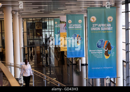 Kigali. 12. Juli 2016. Foto aufgenommen am 12. Juli 2016 zeigt eine Halle des neu errichteten Kigali Convention Center in Kigali, der Hauptstadt von Ruanda. Der Komplex die 27. Gipfeltreffen der Afrikanischen Union beherbergt ist bei einem geschätzten 300 Millionen US-Dollar gebaut. © Pan Siwei/Xinhua/Alamy Live-Nachrichten Stockfoto