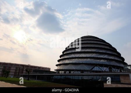 Kigali. 12. Juli 2016. Foto aufgenommen am 12. Juli 2016 zeigt das äußere des neu errichteten Kigali Convention Center in Kigali, der Hauptstadt von Ruanda. Der Komplex die 27. Gipfeltreffen der Afrikanischen Union beherbergt ist bei einem geschätzten 300 Millionen US-Dollar gebaut. © Pan Siwei/Xinhua/Alamy Live-Nachrichten Stockfoto