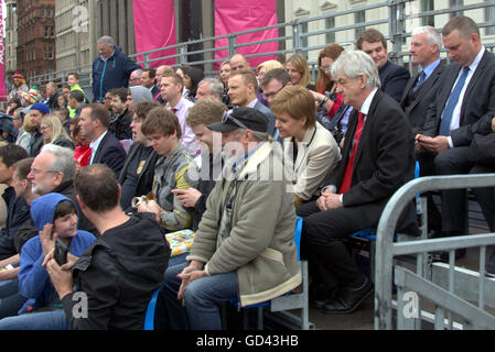 Glasgow, Scotland, UK 12. Juli 2016. Nicola Sturgeon dons sehen Sie Jimmy Hut am Homeless World Cup im Herzen von Glasgow, eine siebentägige Ereignis in Glasgows George Square werden "Die inspirierendste Ort auf dem Planeten." Heute besucht von Nicola Sturgeon Schottlands erster Minister.  Bildnachweis: Gerard Fähre/Alamy Live-Nachrichten Stockfoto