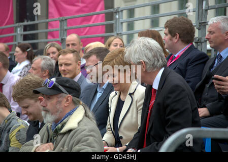 Glasgow, Scotland, UK 12. Juli 2016. Nicola Sturgeon dons sehen Sie Jimmy Hut am Homeless World Cup im Herzen von Glasgow, eine siebentägige Ereignis in Glasgows George Square werden "Die inspirierendste Ort auf dem Planeten." Heute besucht von Nicola Sturgeon Schottlands erster Minister.  Bildnachweis: Gerard Fähre/Alamy Live-Nachrichten Stockfoto