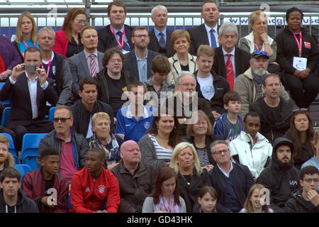 Glasgow, Scotland, UK 12. Juli 2016. Nicola Sturgeon dons sehen Sie Jimmy Hut am Homeless World Cup im Herzen von Glasgow, eine siebentägige Ereignis in Glasgows George Square werden "Die inspirierendste Ort auf dem Planeten." Heute besucht von Nicola Sturgeon Schottlands erster Minister.  Bildnachweis: Gerard Fähre/Alamy Live-Nachrichten Stockfoto