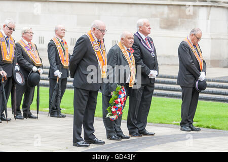 Belfast, UK. 12. Juli 2016. Großmeister George Chittick der Orange Order hält einen Kranz auf dem Cenotaph.The zwölften entstand während des späten 18. Jahrhunderts in Ulster. Es feiert die Glorious Revolution (1688) und der Sieg des protestantischen Königs Wilhelm von Oranien über katholische König James II an Schlacht des Boyne (1690) Credit: Bonzo/Alamy Live News Stockfoto