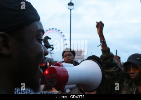 London, UK. 12. Juli 2016. Demonstranten protestieren die Dreharbeiten der Afro-Amerikaner von der US-Polizei. Der Protest ist als Reaktion auf die tödlichen Schüsse von Philando Kastilien in Minnesota und Alton Sterling in Louisiana. Bildnachweis: Thabo Jaiyesimi/Alamy Live-Nachrichten Stockfoto