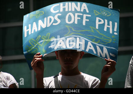 Makati, Philippinen. 12. Juli 2016. Aktivisten inszeniert eine Protestkundgebung vor dem chinesischen Konsulat der philippinischen Souveränität über die streitigen Inseln im Südchinesischen Meer geltend zu machen. Der internationalen Ständigen Schiedsgerichtshof nur vor kurzem angekündigt, dass es an die Philippinen volle Autorität der Inseln verliehen hat, wie UNCLOS verlangt. © J Gerard Seguia/ZUMA Draht/Alamy Live-Nachrichten Stockfoto