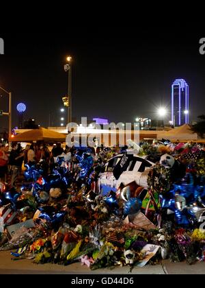 Dallas, Texas, USA. 12. Juli 2016. Ein Denkmal wächst vor Dallas Polizei-Hauptsitze auf Montag, 11. Juli 2016 in Dallas. Fünf Polizisten wurden am 7. Juli getötet, wenn ein Scharfschütze während einer Protestaktion in der Innenstadt von Dallas das Feuer eröffnet. Bildnachweis: Kevin Bartram/Alamy Live-Nachrichten Stockfoto