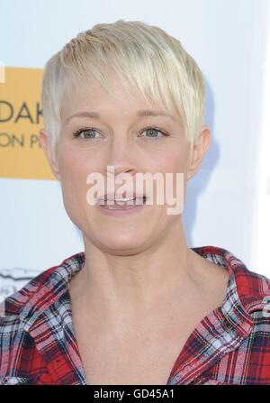 Los Angeles, CA, USA. 12. Juli 2016. Teri Polo im Ankunftsbereich für OUTLAWS und Engel-Premiere, Ahrya Fine Arts Theater, Los Angeles, CA 12. Juli 2016. Bildnachweis: David Longendyke/Everett Collection/Alamy Live-Nachrichten Stockfoto