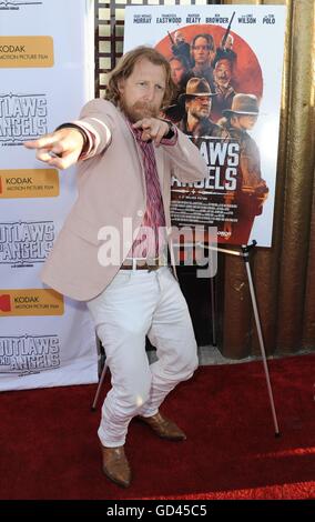 Los Angeles, CA, USA. 12. Juli 2016. Lew-Tempel im Ankunftsbereich für OUTLAWS und Engel-Premiere, Ahrya Fine Arts Theater, Los Angeles, CA 12. Juli 2016. Bildnachweis: David Longendyke/Everett Collection/Alamy Live-Nachrichten Stockfoto