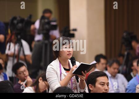 (160713)--Peking, 13. Juli 2016 (Xinhua)--ein Journalist fragt Fragen auf einer Pressekonferenz über das Weißbuch mit dem Titel "China hält sich an die Position der Abrechnung durch Aushandlung der betreffenden Streitigkeiten zwischen China und den Philippinen im Südchinesischen Meer" in Peking, Hauptstadt von China, 13. Juli 2016. "Die Philippinen Gebietsanspruch über einen Teil der Nansha Qundao grundlos aus der Perspektive der Geschichte oder dem Völkerrecht," sagt das Dokument, ausgestellt von der State Council Information Office am Mittwoch.  (Xinhua/Chen Yehua) (Zkr) Stockfoto