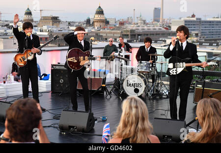 Berlin, Deutschland. 12. Juli 2016. Die Band "Twist and Shout" von den Beatles musical "all you need is Love' im Estrel gibt a Rooftop Konzert in der Skylounge EWerk in Berlin, Deutschland, 12. Juli 2016. Das letzte live-Konzert der Beatles in Deutschland war vor 50 Jahren. Das Musical wird in Berlin bis 24 Juli Gast. Foto: Jens Kalaene/Dpa/Alamy Live News Stockfoto