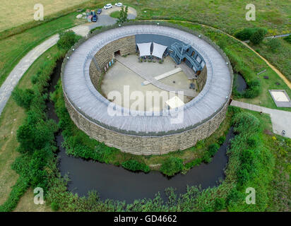 Blick auf die slawische Burg Raddusch im Spreewald, Deutschland, 12. Juli 2016. Im frühen Mittelalter im 9./10. Jahrhundert war die Region des unteren Lustania an der westlichen Spreewald durch ein dichtes Netz von Ringfort-förmigen Burganlagen bedeckt. In der Nähe von Raddusch ist ein Nachbau dieser slawischen Burgen umgebaut worden. Als typische Lustanian Denkmal erinnert die slawische Burg Raddusch einer weitgehend verschwundenen Kultur. Der Verein Salwenburg Raddusch e.V. hat die Anlage seit 2003 geführt. Foto: Patrick Pleul/dpa Stockfoto