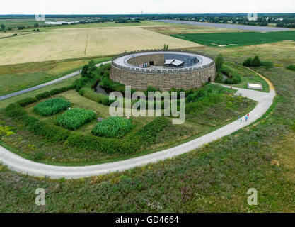 Blick auf die slawische Burg Raddusch im Spreewald, Deutschland, 12. Juli 2016. Im frühen Mittelalter im 9./10. Jahrhundert war die Region des unteren Lustania an der westlichen Spreewald durch ein dichtes Netz von Ringfort-förmigen Burganlagen bedeckt. In der Nähe von Raddusch ist ein Nachbau dieser slawischen Burgen umgebaut worden. Als typische Lustanian Denkmal erinnert die slawische Burg Raddusch einer weitgehend verschwundenen Kultur. Der Verein Salwenburg Raddusch e.V. hat die Anlage seit 2003 geführt. Foto: Patrick Pleul/dpa Stockfoto