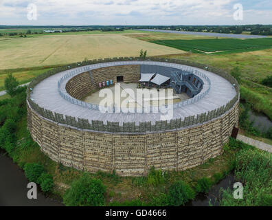 Blick auf die slawische Burg Raddusch im Spreewald, Deutschland, 12. Juli 2016. Im frühen Mittelalter im 9./10. Jahrhundert war die Region des unteren Lustania an der westlichen Spreewald durch ein dichtes Netz von Ringfort-förmigen Burganlagen bedeckt. In der Nähe von Raddusch ist ein Nachbau dieser slawischen Burgen umgebaut worden. Als typische Lustanian Denkmal erinnert die slawische Burg Raddusch einer weitgehend verschwundenen Kultur. Der Verein Salwenburg Raddusch e.V. hat die Anlage seit 2003 geführt. Foto: Patrick Pleul/dpa Stockfoto