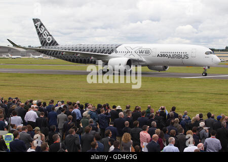 Farnborough, Großbritannien. 12. Juli 2016. Farnborough International Airshow 2016 Dienstag 12. Juli 2016. Airbus A350 Credit: Jeff Gilbert/Alamy Live-Nachrichten Stockfoto